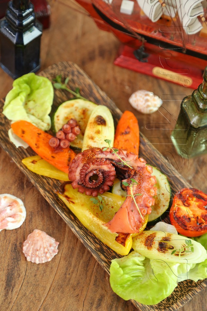 Теплый салат с осьминогом и овощами-гриль