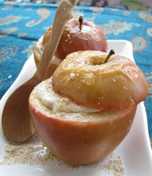 Печенные яблоки с мороженым.