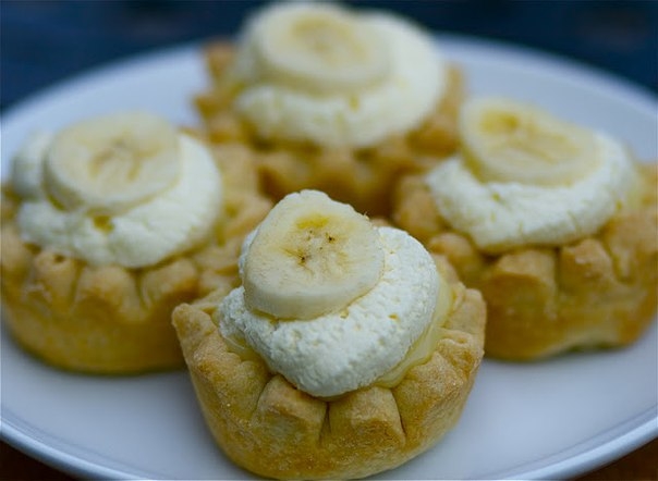 Мини-пирожки с бананом и кремом